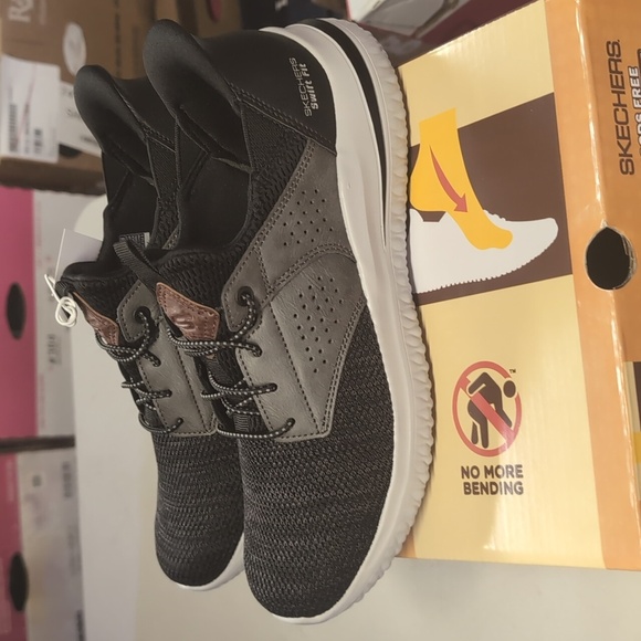 Skechers Black and Gray Sneakers with Knit Upper and Sleek Design - Picture 3 of 11